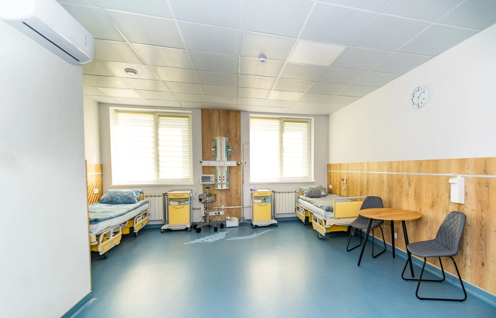 modern-hospital-recovery-room-empty-comfortable-sterile-ward-_1_-_1_